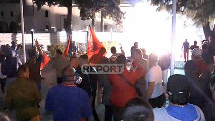 Report TV - Momenti i plotë. protestuesit molotov dhe fishekzjarre drejt parlamentit