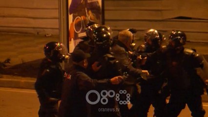 Vrapon dhe rrëzohet, policia e godet me shkop gome Sahit Dollapin, RTV Ora ishte live