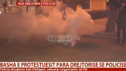 Protestuesit hedhin bomba molotov te drejtoria e policisë, turma shpërndahet me gaz lotsjellës