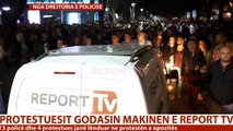 Protestuesit pengojnë makinën e Report TV,  tentojnë të thyejnë kamerën