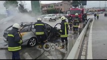 RTV Ora - Makina përfshihet nga zjarri gjatë ecjes, shpëton paq shoferja në Durrës