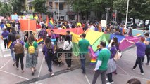 'Parada e krenarisë' e LGBTI /Puthje e përqafime në marshimin sensibilizues