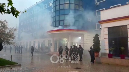 RTV Ora - "Rama Ik!" Protesta tek Policia e Shtetit, hidhen shashka e kapsolla