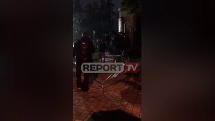 Report Tv- Marshimi ndalet tek Parlamenti, protestuesit shkulin gardhin metalik.
