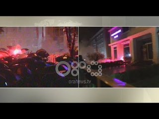 RTV Ora - Marshimi "Rama Ik! nëpër Tiranë: Thyhen xhamat dhe hidhet molotov në Drejtorinë e Policisë