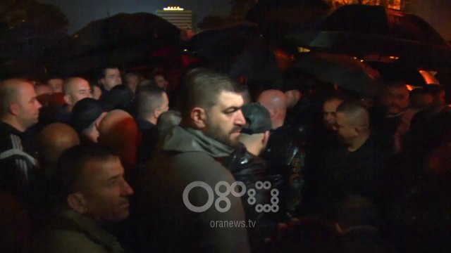 RTV Ora - Marshimi Rama Ik! 3 ore në Tiranë, hidhen gure e molotove drejt Drejtorise se Policisë