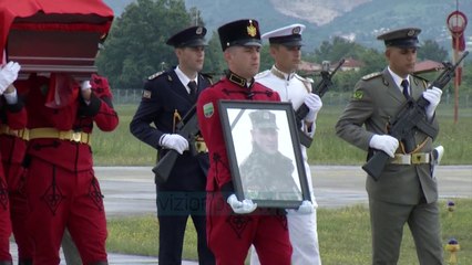 Mbërrin në atdhe trupi i pajetë i major Tanushit - News, Lajme - Vizion Plus