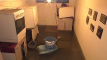 Shiu bllokon kanalizimet në disa lagje të Gjakovës, podrumet e shtëpive mbushen me ujëra të zeza
