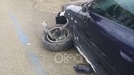 RTV Ora - Mjeti me shpejtësi merr përpara pesë makina të parkuara në bulevard