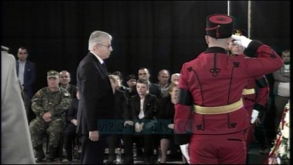 Fëmijët, të afërm e miq në lot para trupit të major Tanushit - News, Lajme - Vizion Plus