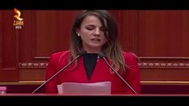 Rudina Hajdari  në vend të lexojë fjalimin përfundon duke recituar...