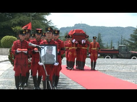 LIVE/ Majori Klodian Tanushi përcillet për në banesën e fundit