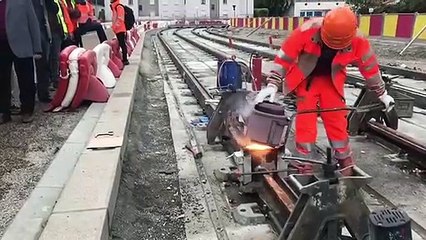 Dernière soudure des rails de la nouvelle ligne du tram A entre Echirolles et le Pont-de-Claix