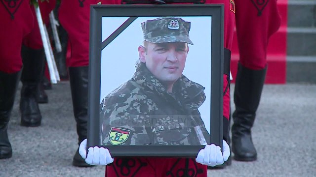 Lamtumira e dëshmorit, ceremoni në nder të major Tanushit - Top Channel Albania - News - Lajme
