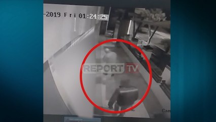 Report TV - Elbasan/ Grabitësit shqyejnë derën e supermarketit, marrin xhiron ditore për dy minuta