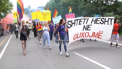 Report TV - Ylber ngjyrash në kryeqytet, mbahet në Tiranë parada e LGBT