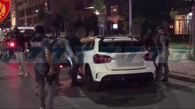 KAPEN ARME DHE LENDE NARKOTIKE, POLICIA ARRESTON DISA PERSONA - News, Lajme - Kanali 7