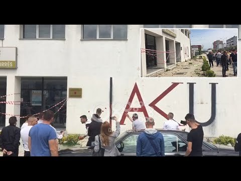 RTV Ora - Po hamë perime me pesticide , të rinjtë demokratë sulmojnë me domate AKU-në në Durrës