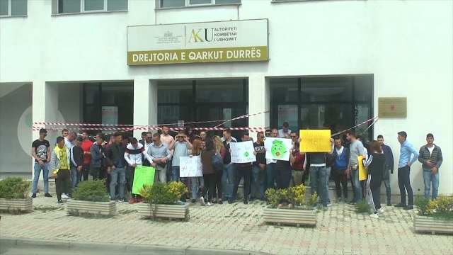 Report TV -'Janë bërë domatet si Vip-at e Bllokut', Të rinjtë e FRPD protestë tek AKU në Durrës
