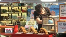Foreigners choose eating local food as most enjoyable activity in S. Korea