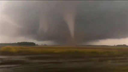 El centro de Estados Unidos sufre la destrucción provocada por una oleada de tornados