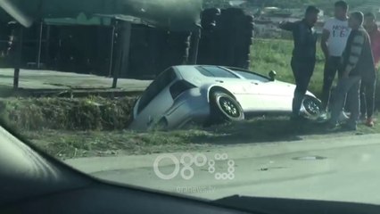 RTV Ora - Makina përfundon në kanal, plagosen dy gra