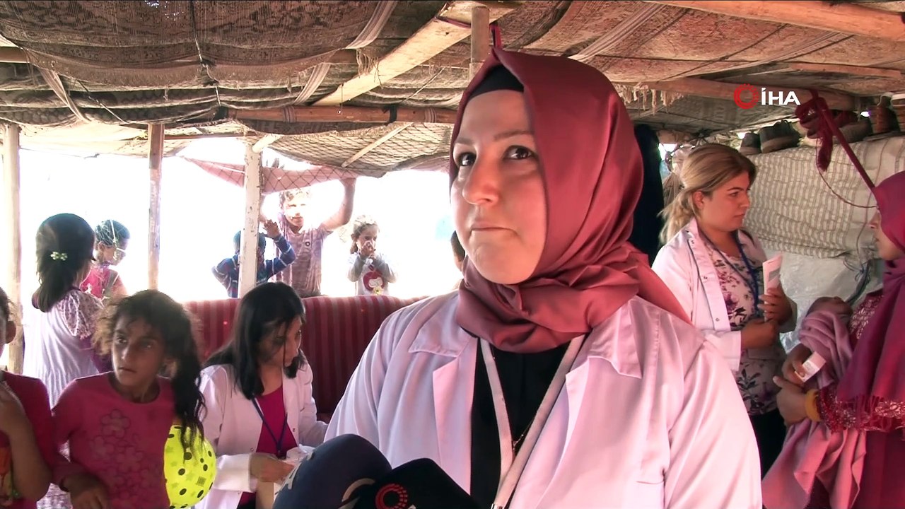 'Yılın Ebesi' seçilen Dilek ebe çadırlarda şifa dağıtıyor...Çadır çadır gezip bebeklere aşılama yapıyor, aileleri bilgilendiriyor