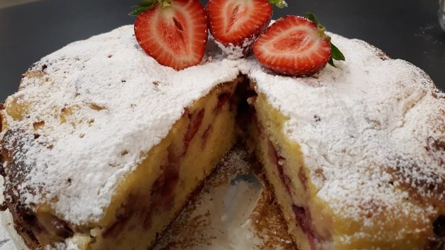 Rreze Dielli 22 Maj 2019 - Të Gatuajmë me Znj. Vjollca P1 Tortë me krem dhe luleshtrydhe