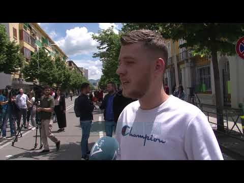 Studentët djegin kushtetutën e thyejnë xhamat: 5 kërkesa të reja - News, Lajme - Vizion Plus