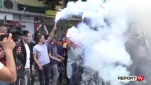 Një grup studentësh të drejtuar nga të rinjtë demokratë protestë te Ministria e Arsimit
