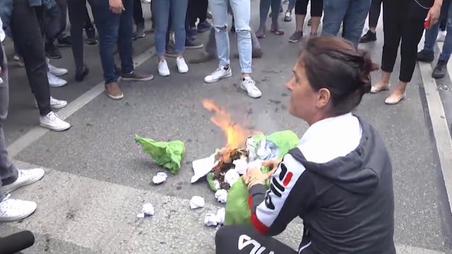 TENSIONE TEK MINISTRIA E ARSIMIT, STUDENTET THYEJNË XHAMAT E MINISTRISË