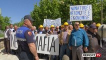 Report TV - 'Mjaft më me rrena'/ Minatorët protestë te Parlamenti, shtyhen me policinë