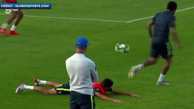 Neymar prend un petit pont et fait tomber son bourreau