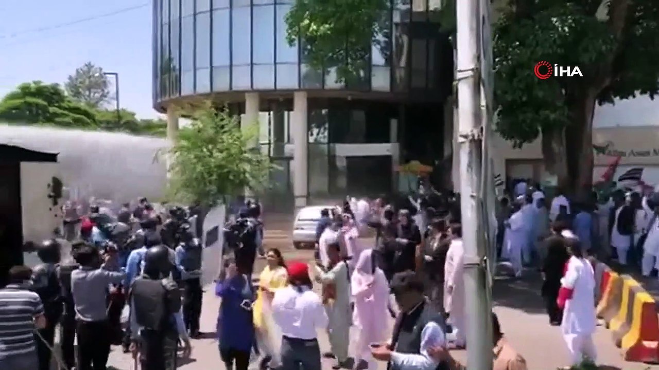 - Pakistan’da Polis Ve Halk Partisi Çalışanları Arasında Arbede- Polis Göstericilere Biber Gazı Kullandı