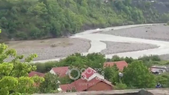 RTV Ora - Furgoni i mallrave bie nga 200 metra lartësi dhe përfundon në Shkumbin