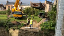 Pose de la passerelle entre le jardin Balzac et le château des Ducs d’Alençon