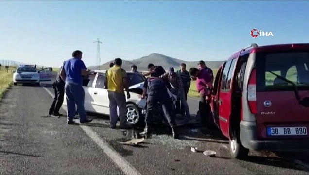 Otomobiller kafa kafaya çarpıştı: 5 yaralı