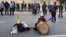 Report TV - Protestuesit me daulle dhe vuvuzela përpara kryeministrisë