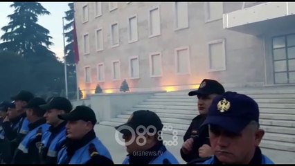 RTV Ora - Protestuesit njollosin me bojë të zezë kryeministrinë