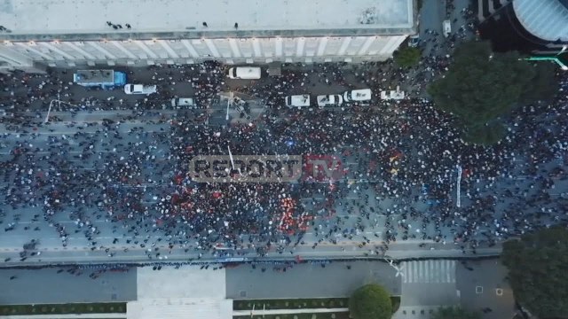 Report TV sjell pamjet me dron nga protesta e opozitës te kryeministria, ora 20:35