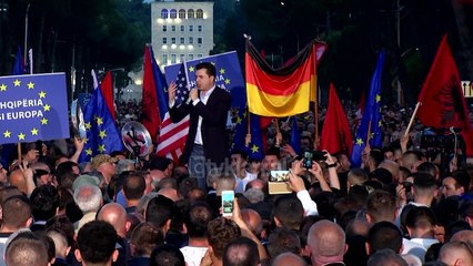 Opozita proteston paqesisht