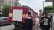 Report TV -Përfshihet nga flakët banesa në Fier, dy zjarrfikëse në vendin e ngjarjes