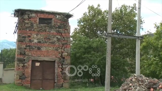 RTV Ora - “Nuk luajmë dot atje se na zë korenti”, kabina elektrike rrezikon jetën e banorëve