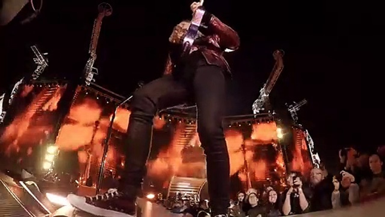 Kirk Hammett (Metallica) glisse en plein concert