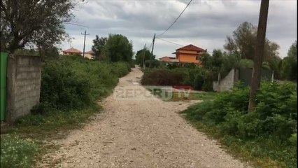 Tải video: Report TV - Vlorë, pamje nga vendi i ngjarjes ku u vra Sotiraq Mëhilli dhe u plagos rëndë Eno Mata