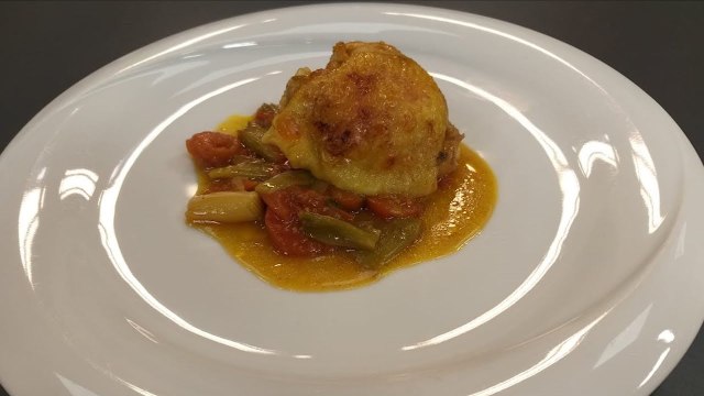 Rreze Dielli 27 Maj 2019 - Të Gatuajmë me Znj. Vjollca P1 Pulë me qepë, domate dhe birrë