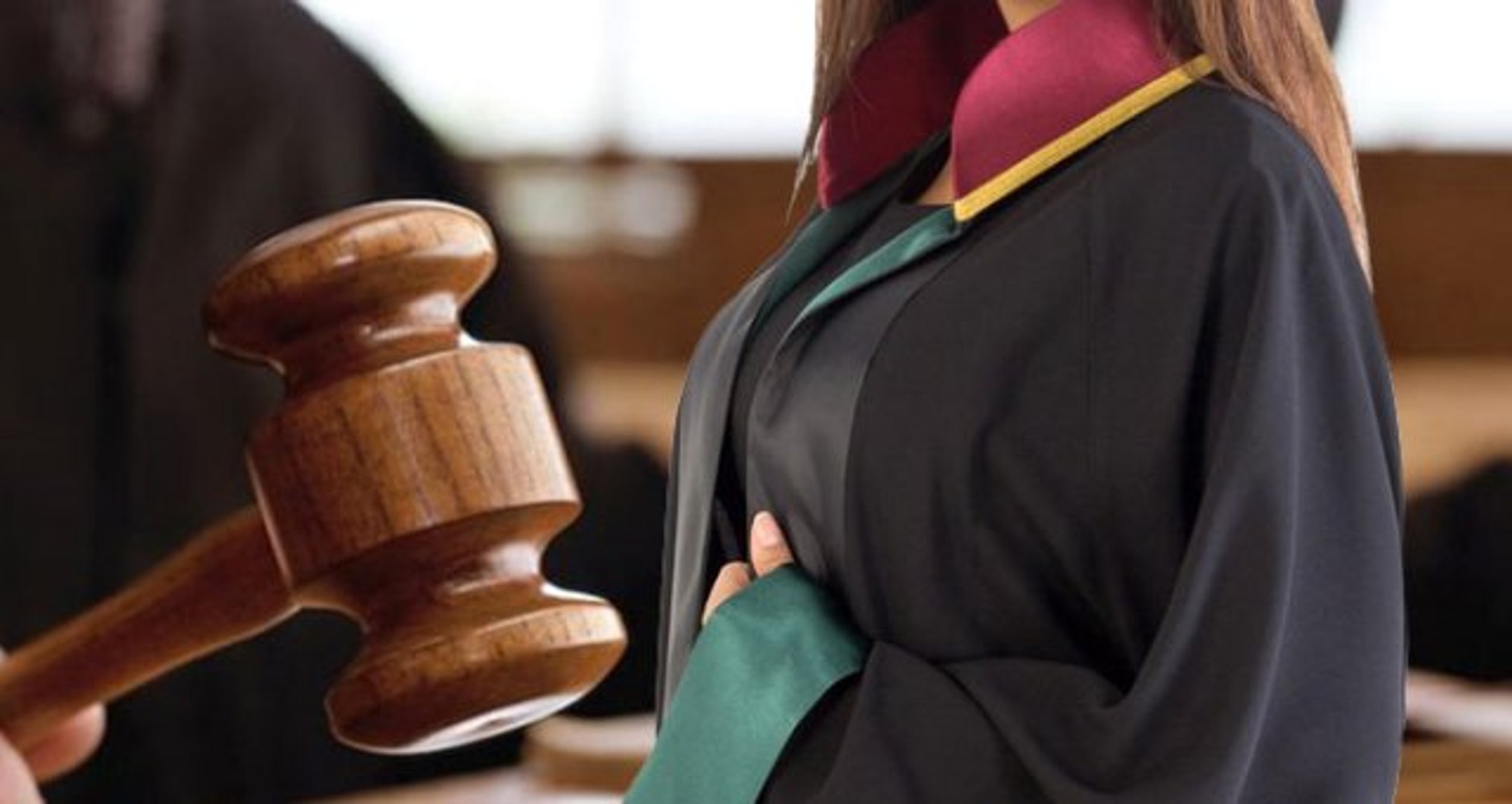Duruşmada kadın avukatla hakim arasında "Etek boyu" tartışması -  Dailymotion Video
