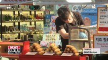 Foreigners choose eating local food as most enjoyable activity in S. Korea