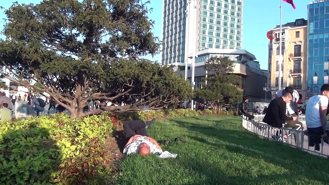 Taksim’den sıcak hava manzaraları...Sıcaktan bunalan çocuklar soluğu süs havuzunda aldı