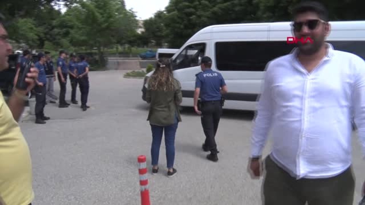 'Zümrüt Apartmanı' adlı kitabın yazarı Abdullah Şevki ve yayınevi sahibi Alaattin Topçu adliyeye...